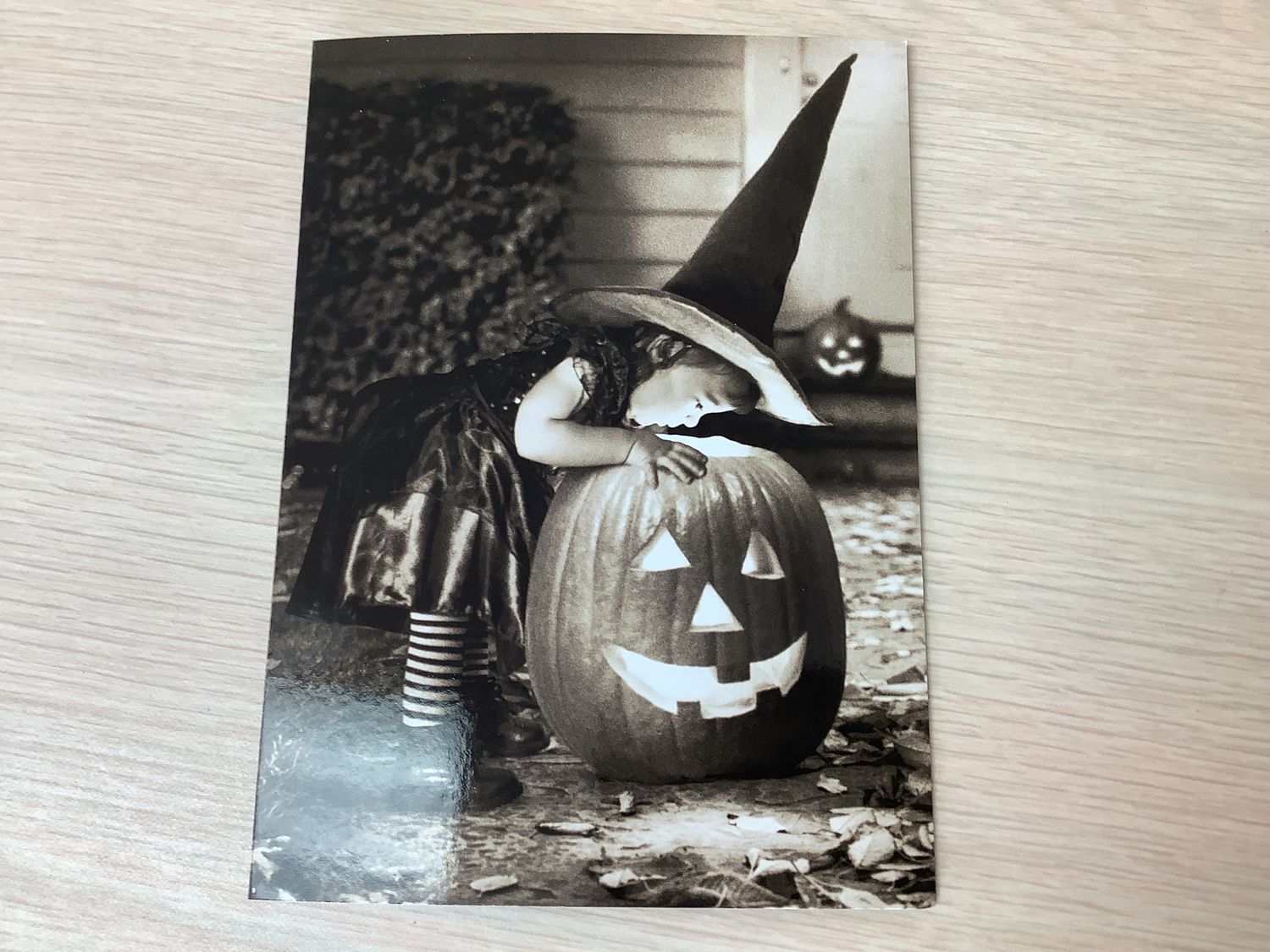 AVANTI LITTLE WITCH LOOKS INTO PUMPKIN HALLOWEEN CARD