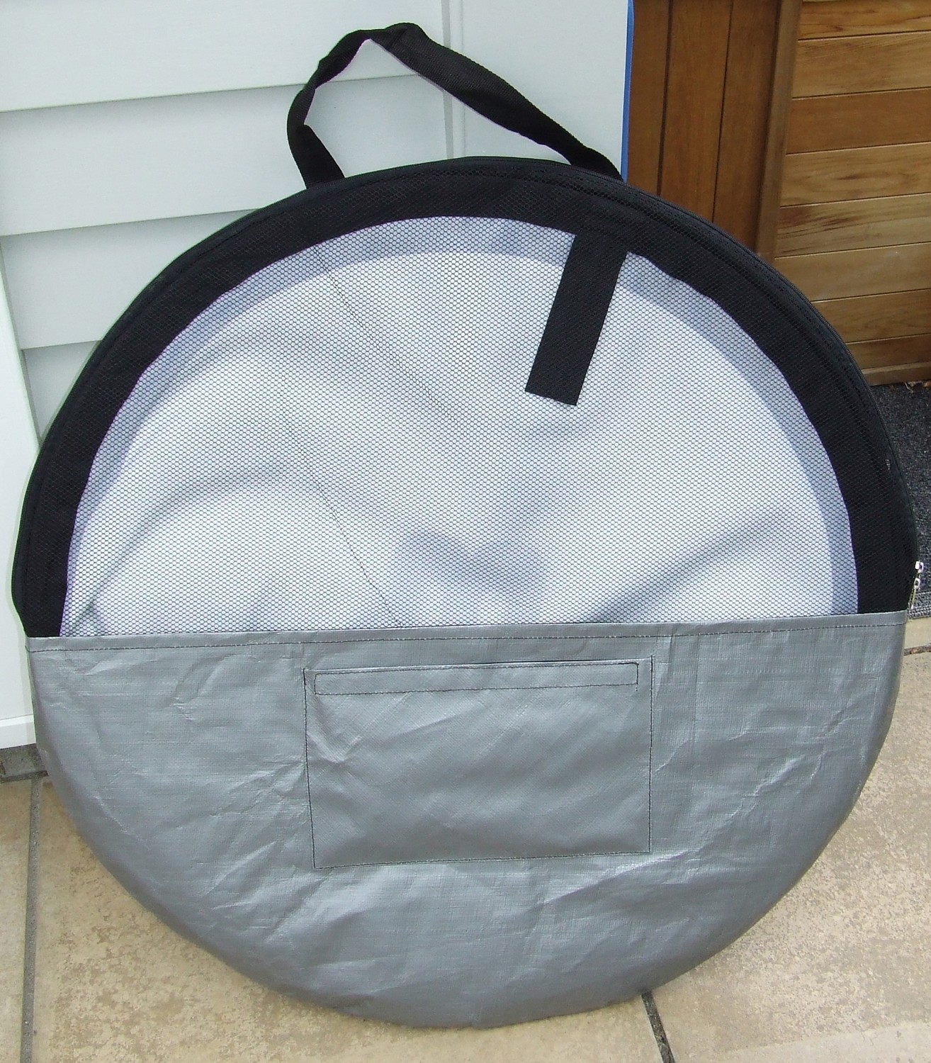 Tote bag for easy transport. Comes with steel pegs.