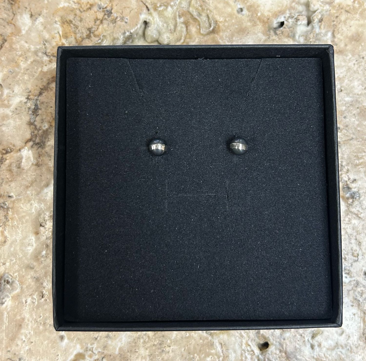 Navajo Pearl Stud 6MM