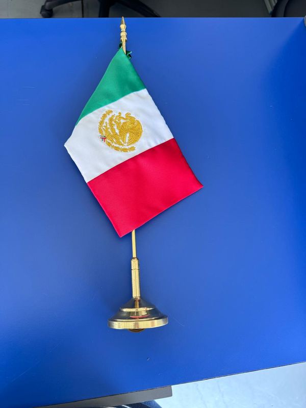 BANDERA DE ESCRITORIO DE 45 CM DE ALTO