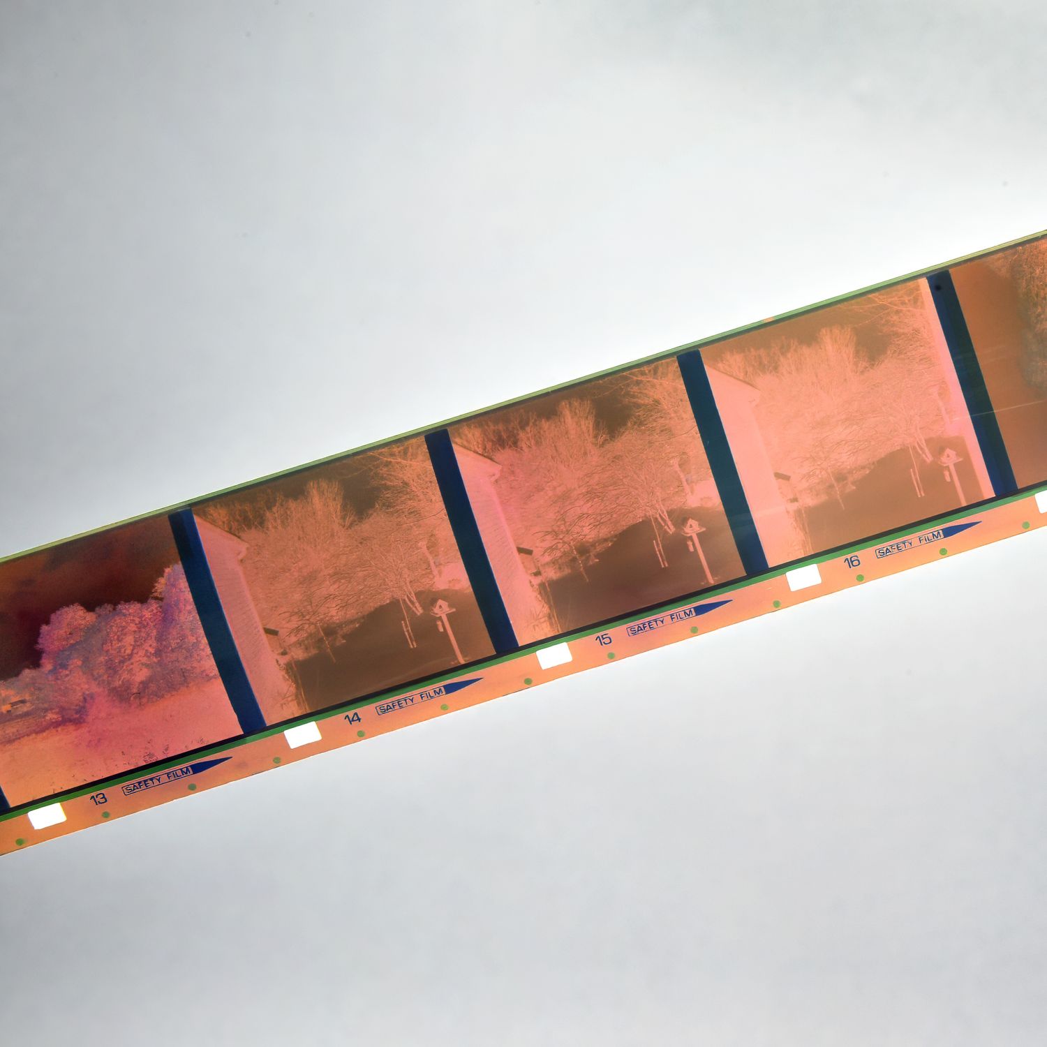 126 Negative Scanning (Per Frame)