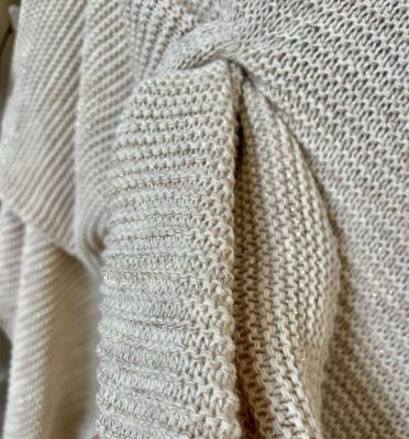Gina beige poncho met gouden draad