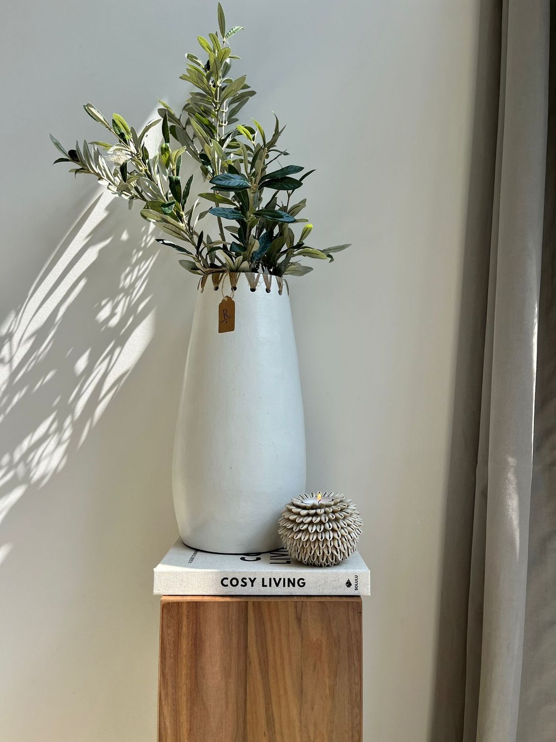 Witte vaas met raffia