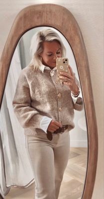 Vest beige met gouden knopen