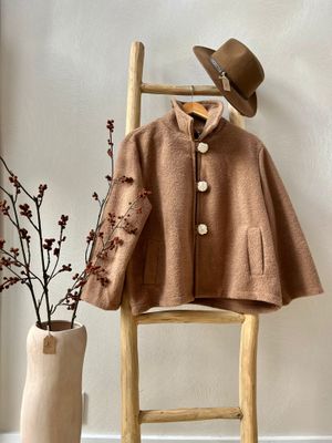 Jasje met gouden knoop- Camel