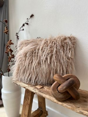Lang harig kussen ligt bruin/ beige
