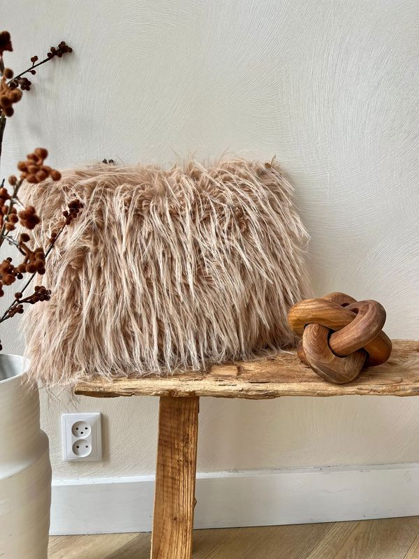 Lang harig kussen ligt bruin/ beige