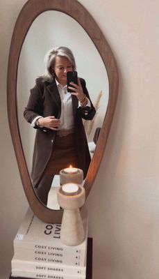 Mantel Iza- chocolade bruin met gouden knopen