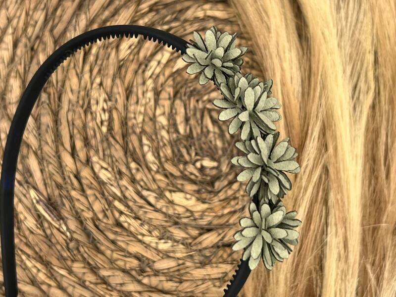 Diadeem leather flower - leren bloemetjes - zwart kleur diadeem - groen