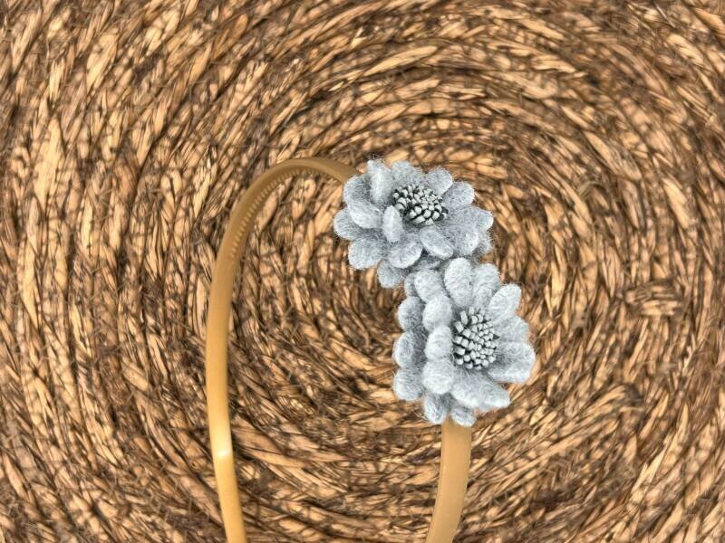 Diadeem wol flower - wollen bloemen - khaki kleur diadeem - blauw