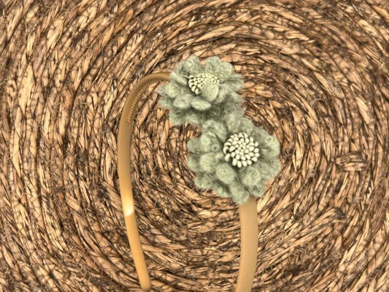 Diadeem wol flower - wollen bloemen - khaki kleur diadeem - groen