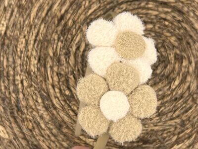 Diadeem wol flower - wollen furry bloemen - khaki kleur diadeem - beige/bruin