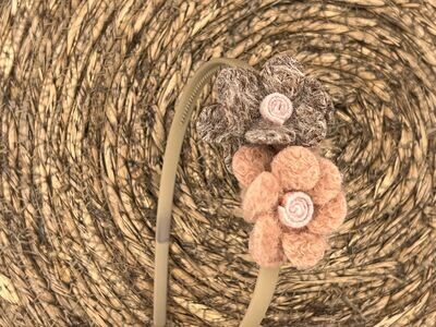 Diadeem wol flower - wollen bloemen - khaki kleur diadeem - bruin