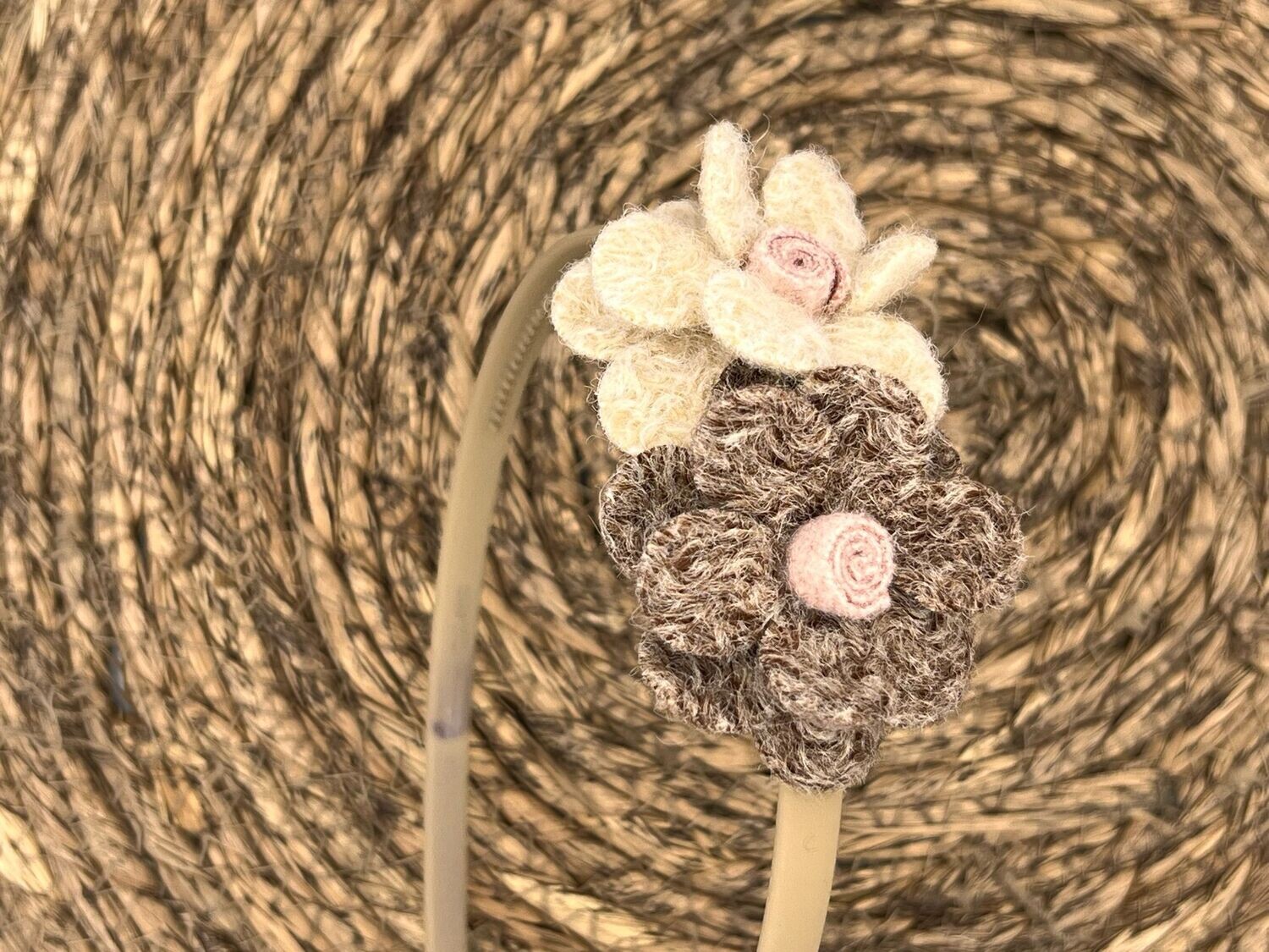 Diadeem wol flower - wollen bloemen - khaki kleur diadeem - bruin/beige