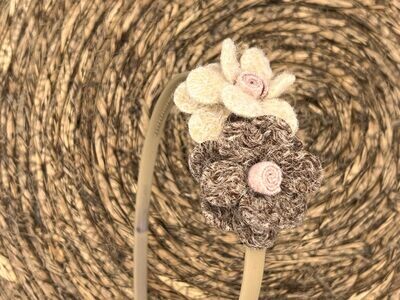 Diadeem wol flower - wollen bloemen - khaki kleur diadeem - bruin/beige