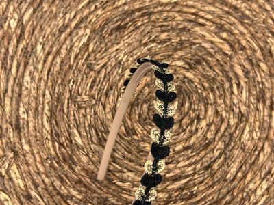 Diadeem flower - kleine hartjes - khaki kleur diadeem – zwart en goud