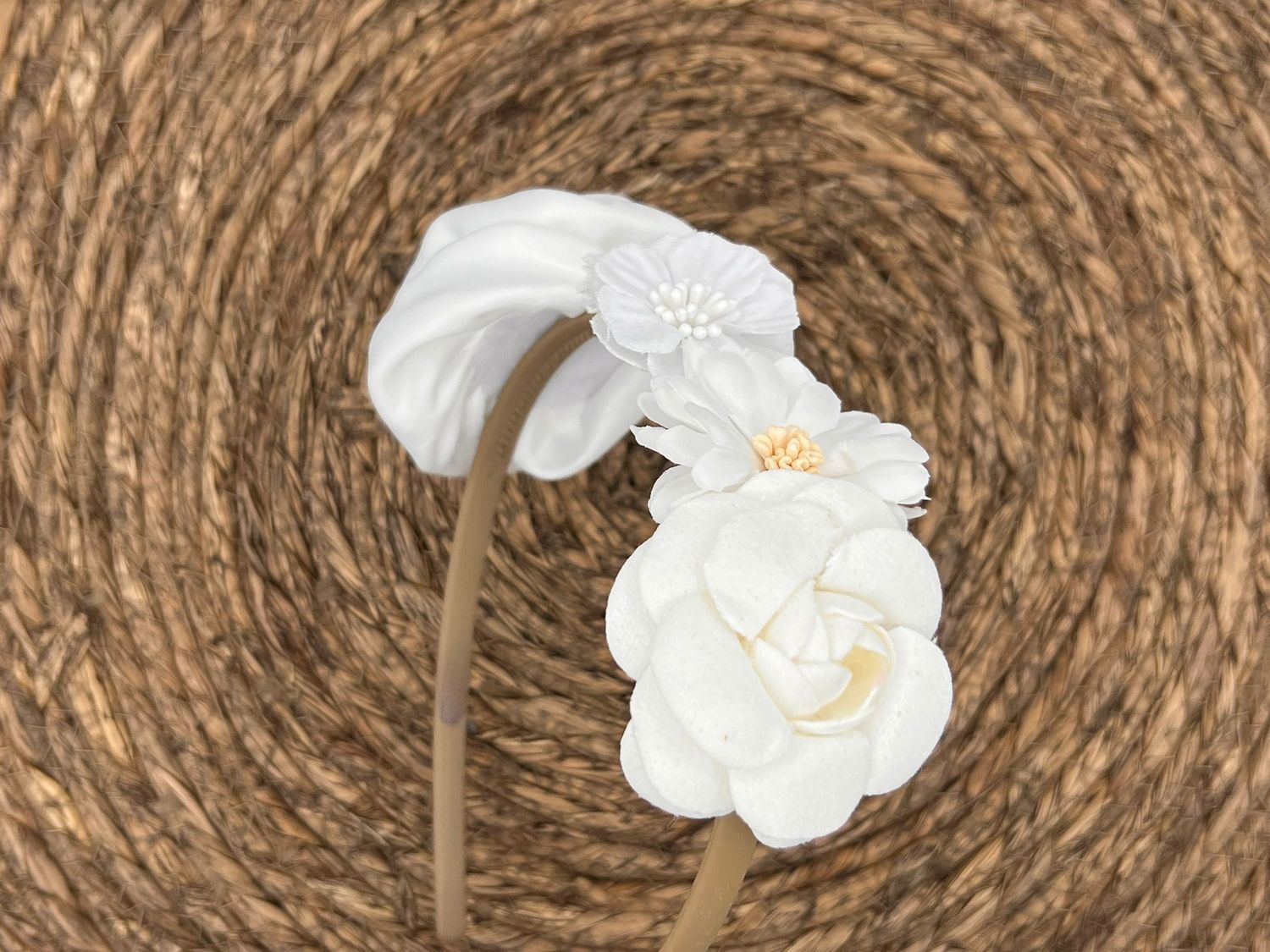 Diadeem flower - bloemetjes - khaki kleur diadeem - bruidsmeisje - bridesmaid - wit - meisjes - kinderen