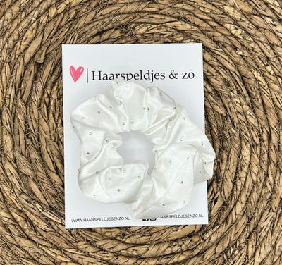 Scrunchie - elastiek - gladde stof - met strass - glimmers - steentjes - kerst - wit
