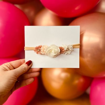 Babyhaarbandje flower - bloemetjes - elastiek - bruidsmeisje - bridesmaid - meisjes - kinderen - baby&#39;s - beige