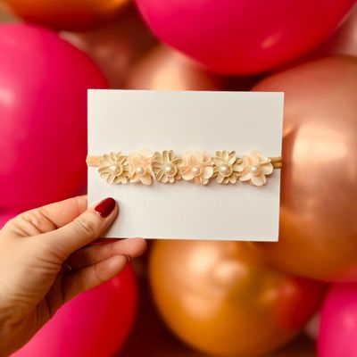 Babyhaarbandje flower - bloemetjes - elastiek - bruidsmeisje - bridesmaid - meisjes - kinderen - baby&#39;s - beige