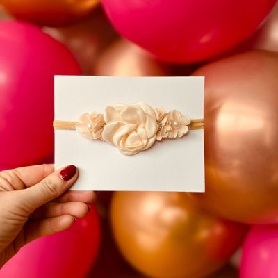 Babyhaarbandje flower - bloemetjes - elastiek - bruidsmeisje - bridesmaid - meisjes - kinderen - baby&#39;s - beige