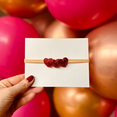 Baby haarbandje - elastiek - met hartjes - rood - glitters - kerst – feestdagen