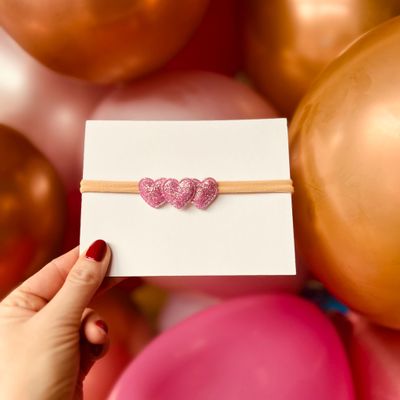 Baby haarbandje - elastiek - met hartjes - roze - glitters - kerst – feestdagen