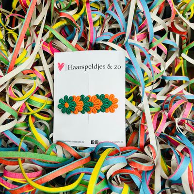 Groen/oranje madeliefjes op alligatorclip - carnaval (groot) - haaraccessoires