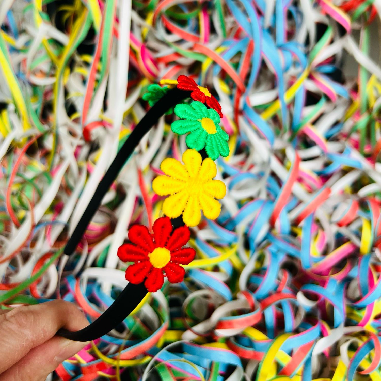 Diadeem met rood/geel/groen (rode/gele/groene) madeliefjes - carnaval - haaraccessoires