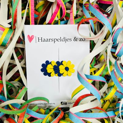 Blauw/geel (gele) madeliefjes op alligatorclip (klein) - carnaval - haaraccessoires