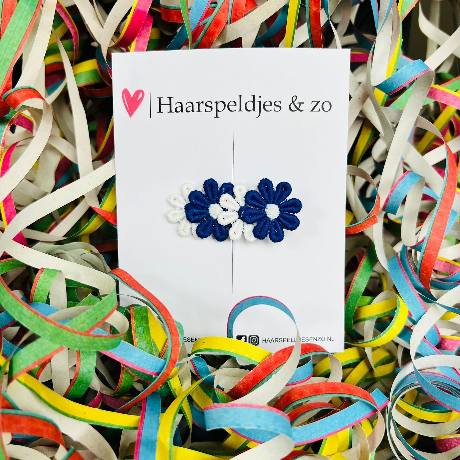 Blauw/wit (witte) madeliefjes op alligatorclip (klein) - carnaval - haaraccessoires
