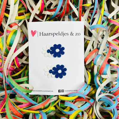 Antislip carnaval – blauw/witte madeliefjes op speldje – haaraccessoires – baby’s – meisjes