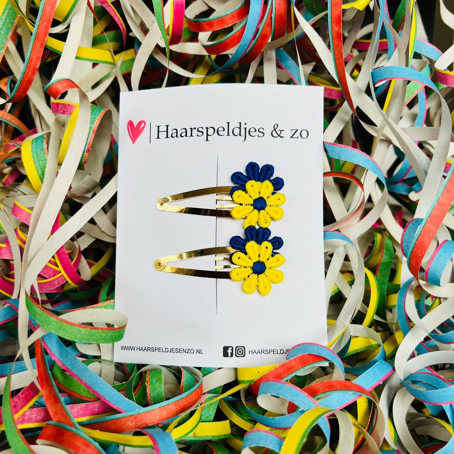 Blauw/geel (gele) madeliefjes op klikklakspeldjes - carnaval - haaraccessoires - 6 cm speldjes