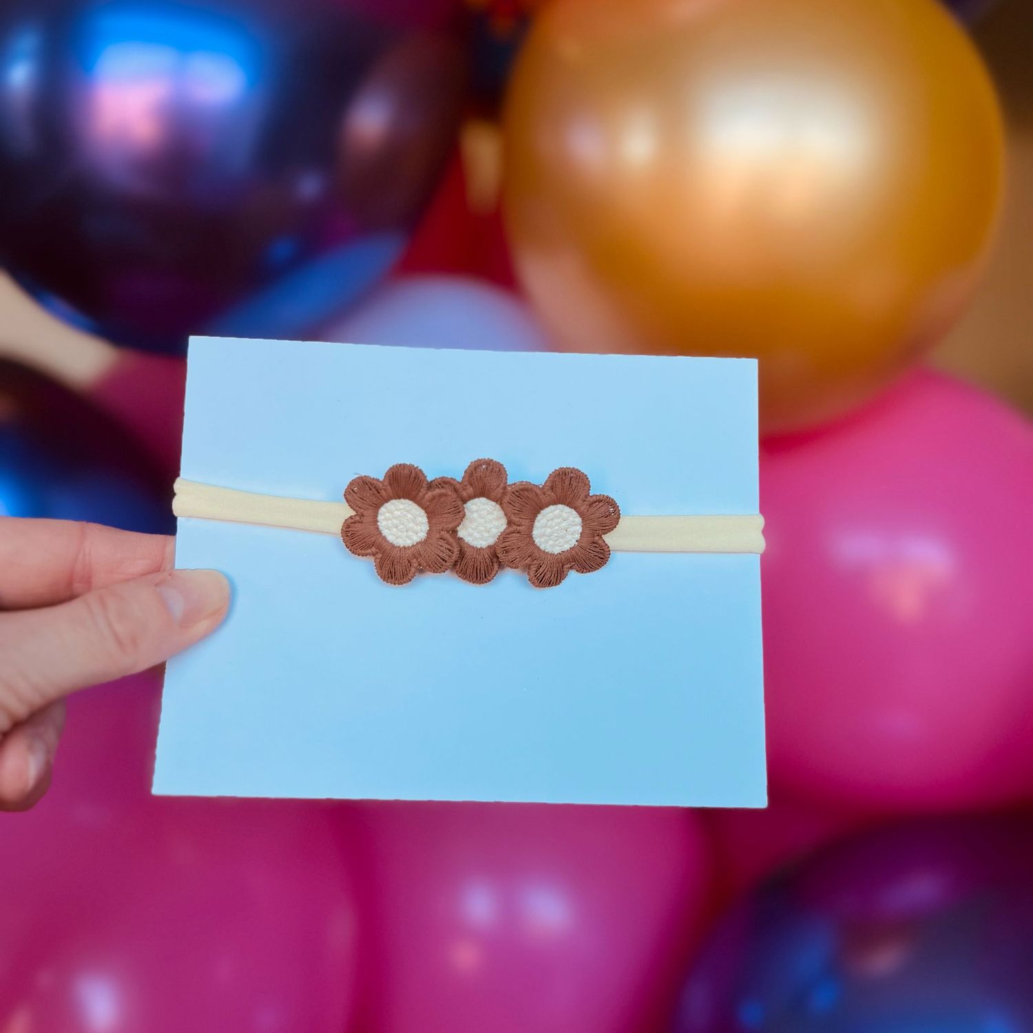 Baby haarbandje - elastiek - met bloemetjes - ivoorkleur bandje - bruin