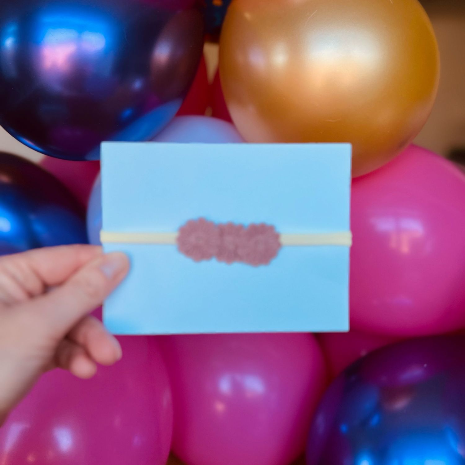 Baby haarbandje - elastiek - met bloemetjes - ivoorkleur bandje - oud/roze