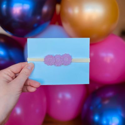 Baby haarbandje - elastiek - met bloemetjes - ivoorkleur bandje - roze