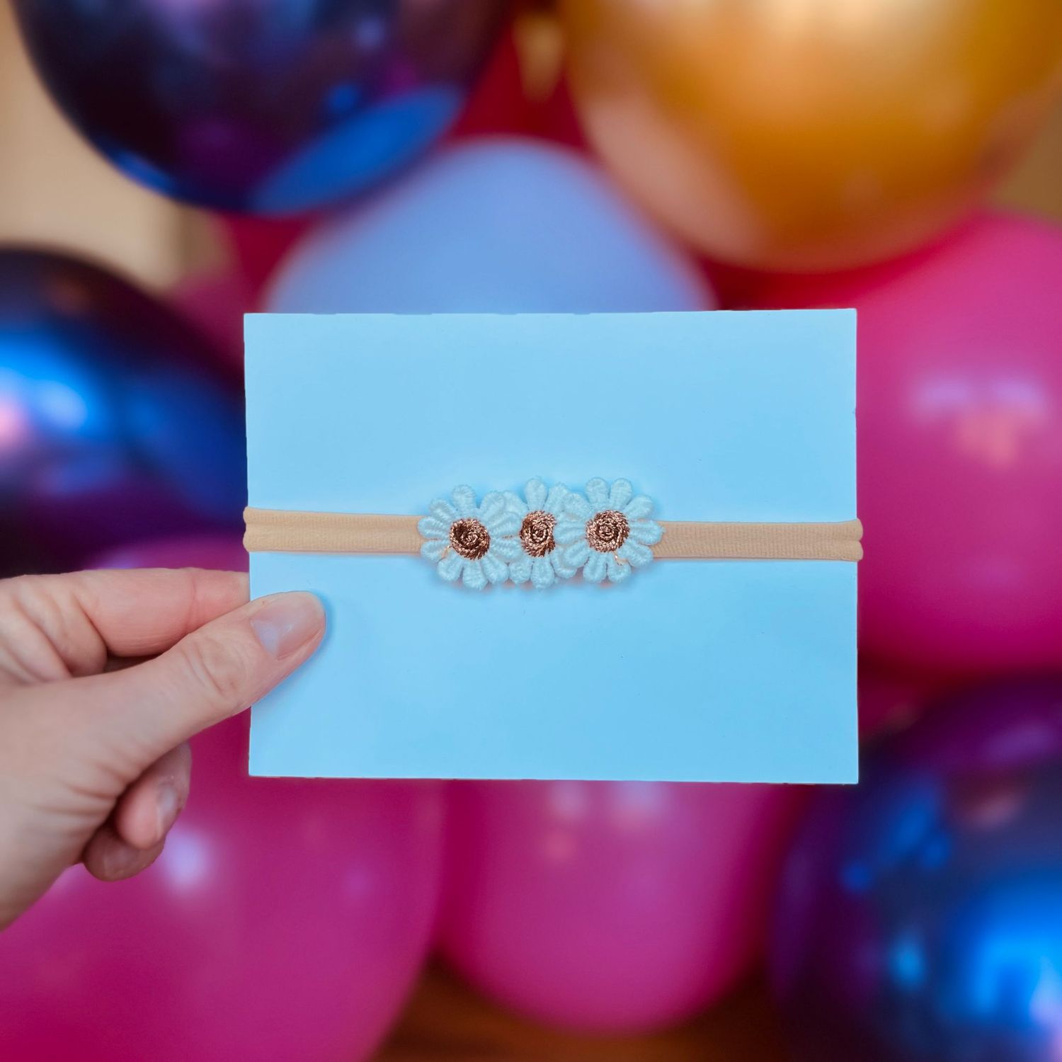 Baby haarbandje - elastiek - met madeliefjes - brons - bloemen - bloemetjes