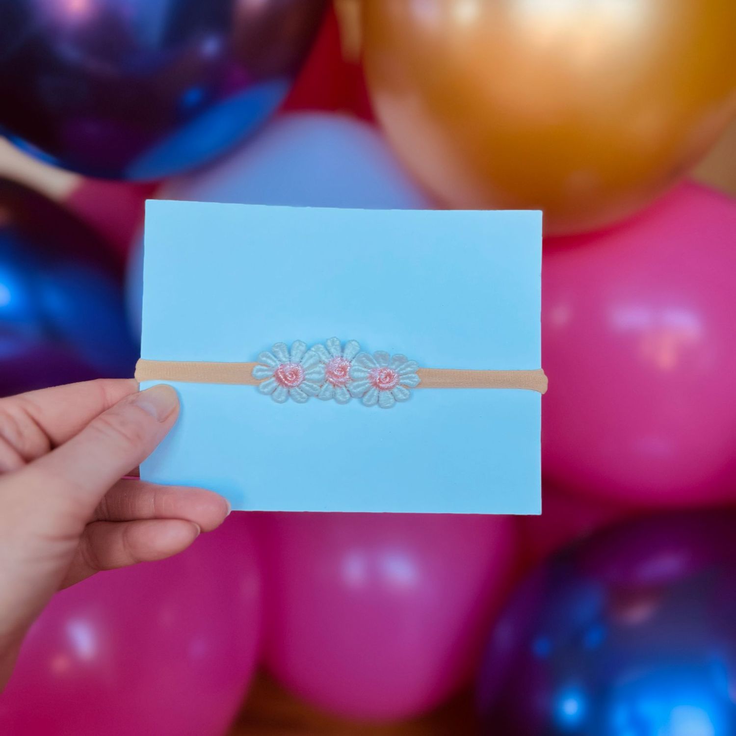 Baby haarbandje - elastiek - met madeliefjes - lichtroze - bloemen - bloemetjes