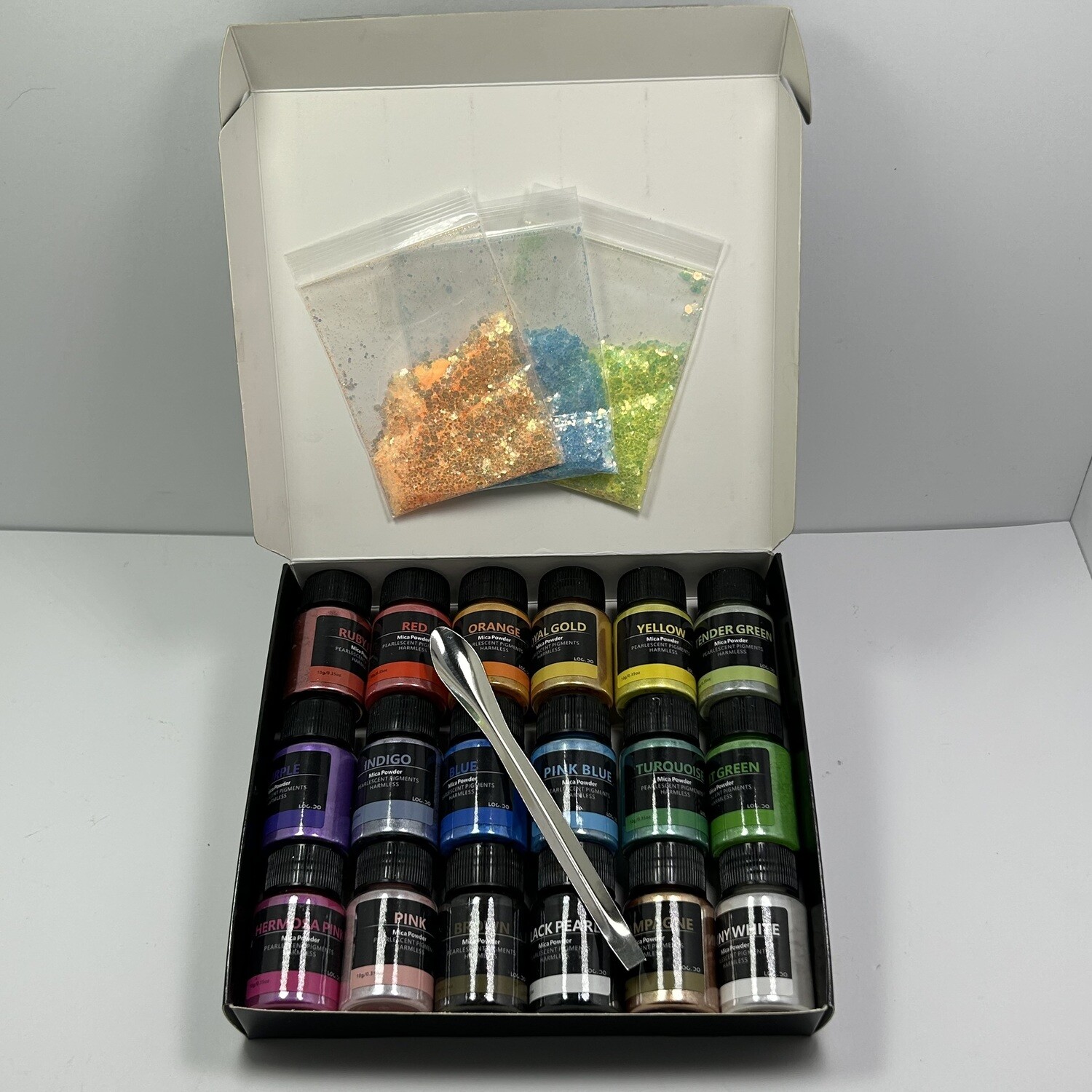 Caja con 18 colores de polvos de mica y 3 brilantinas chunky de regalo