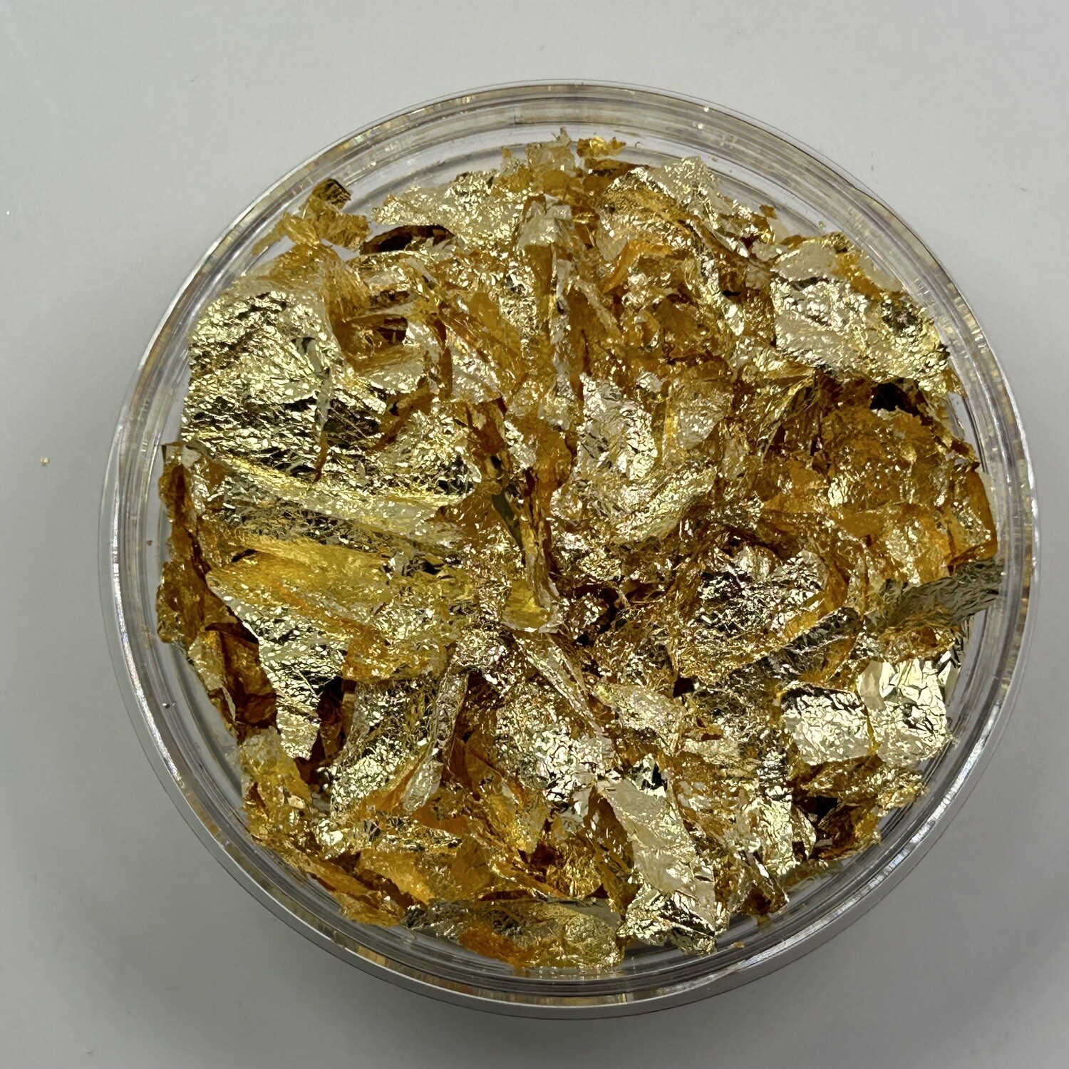 Hoja metálica color dorado.