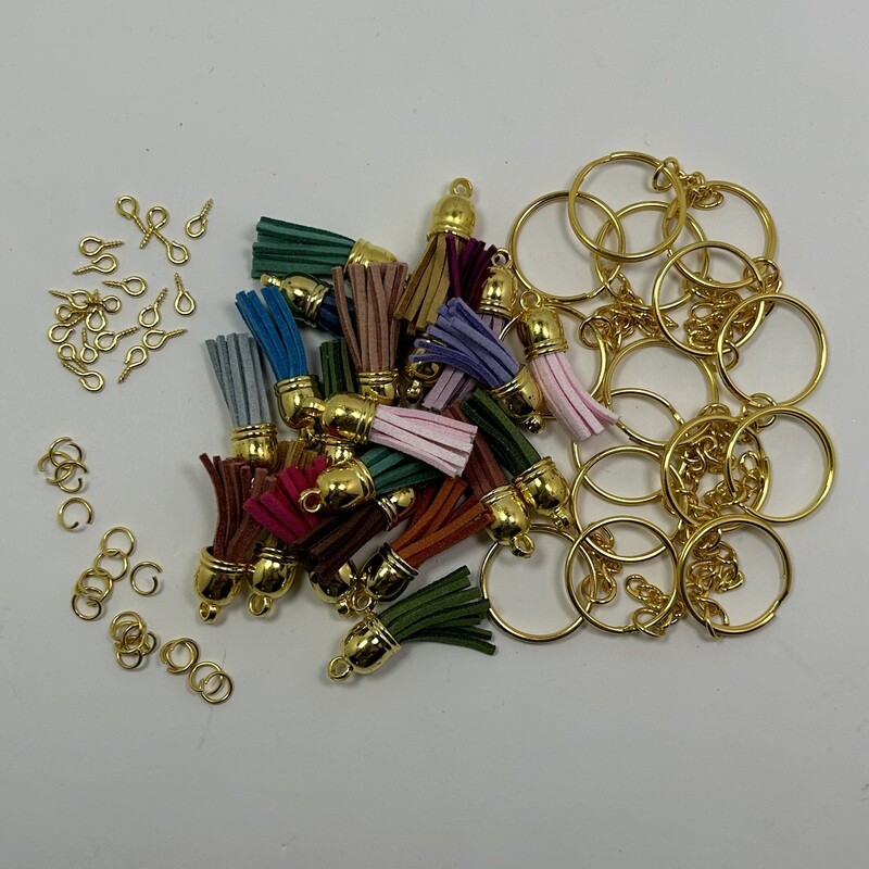 Set de 20 borlas colores variados con 20 cadenitas, 20 argollas y 20 armellitas en dorado.
