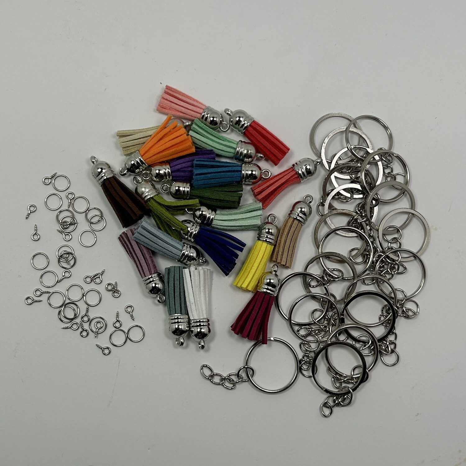 Set de 20 borlas colores variados con 20 cadenitas, 20 argollas y 20 armellitas en plateado.