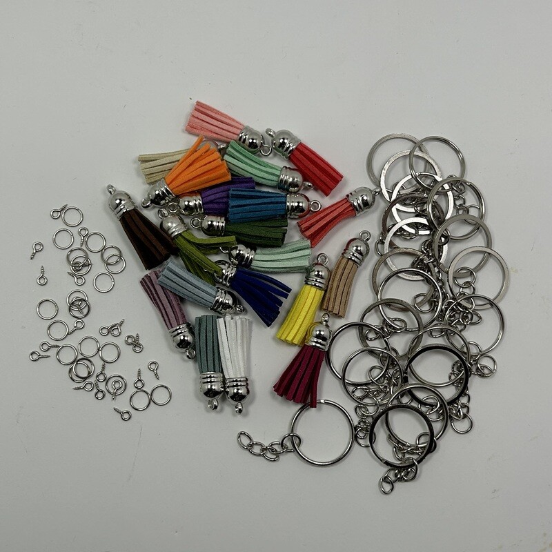 Set de 20 borlas colores variados con 20 cadenitas, 20 argollas y 20 armellitas en plateado.