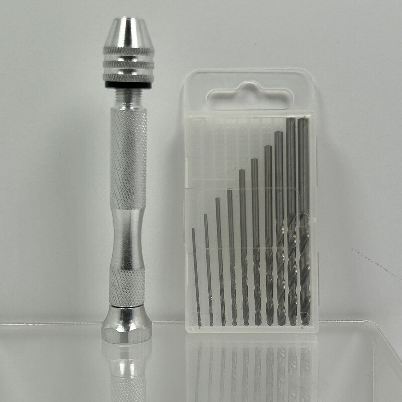 Taladro manual con brocas.