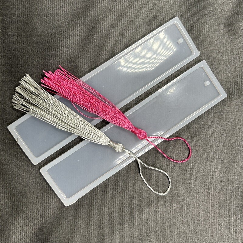 Set de 2 moldes de silicon de separador de libro 14 cm.