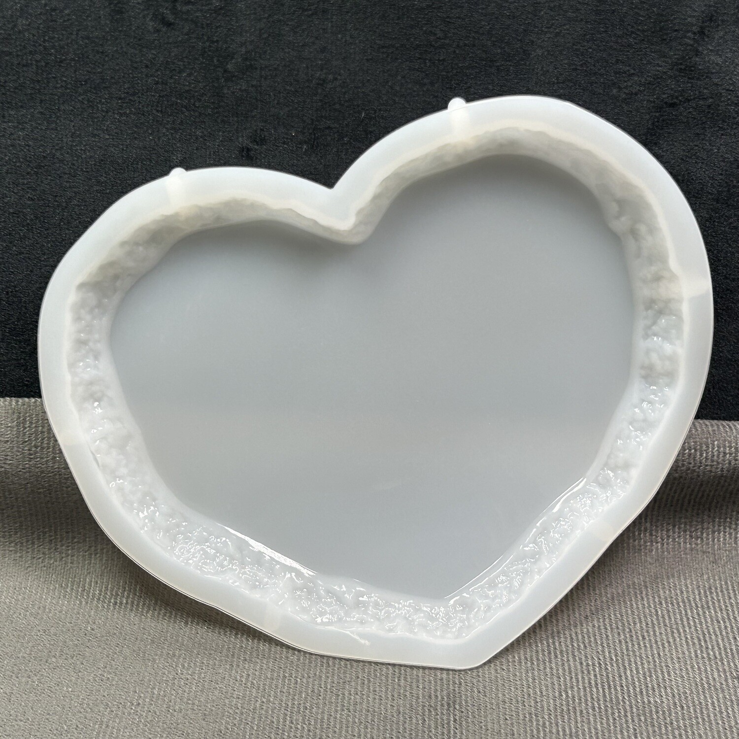 Molde de silicona para porta vaso de corazón con bordes irregulares.