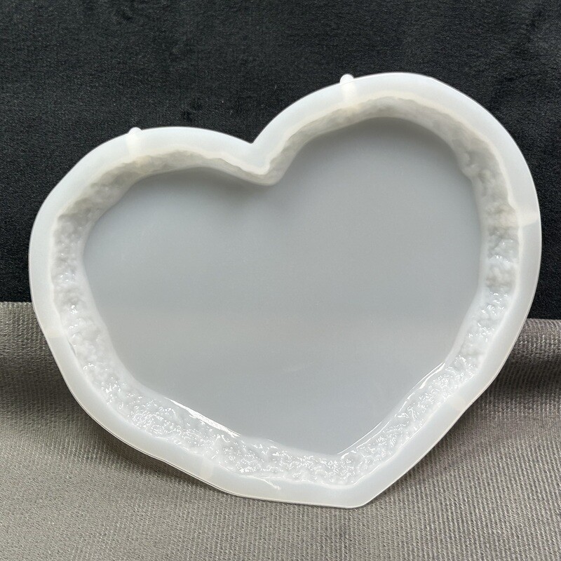 Molde de silicona para porta vaso de corazón con bordes irregulares.