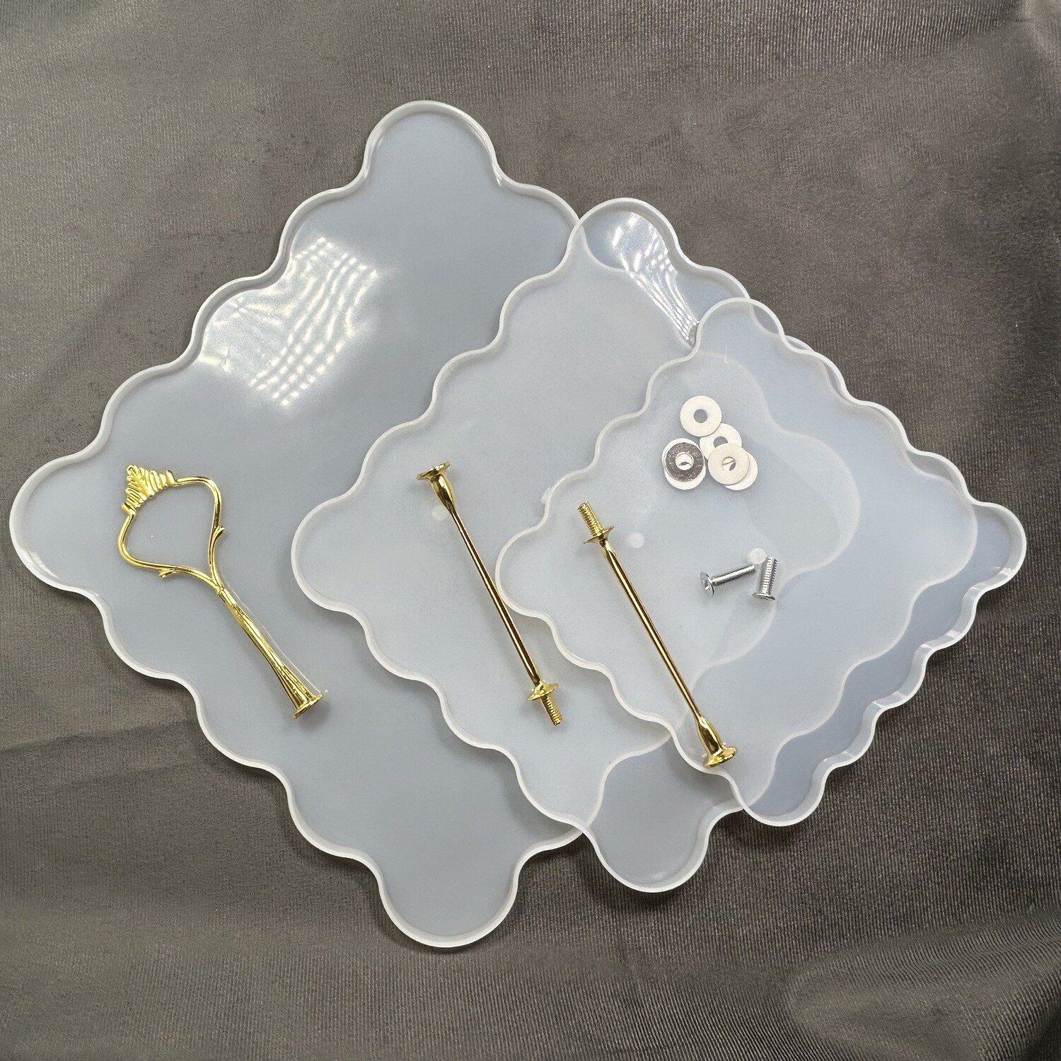 Set de : moldes cuadrados para armar dulcero de 3 pisos con herrería incluida.