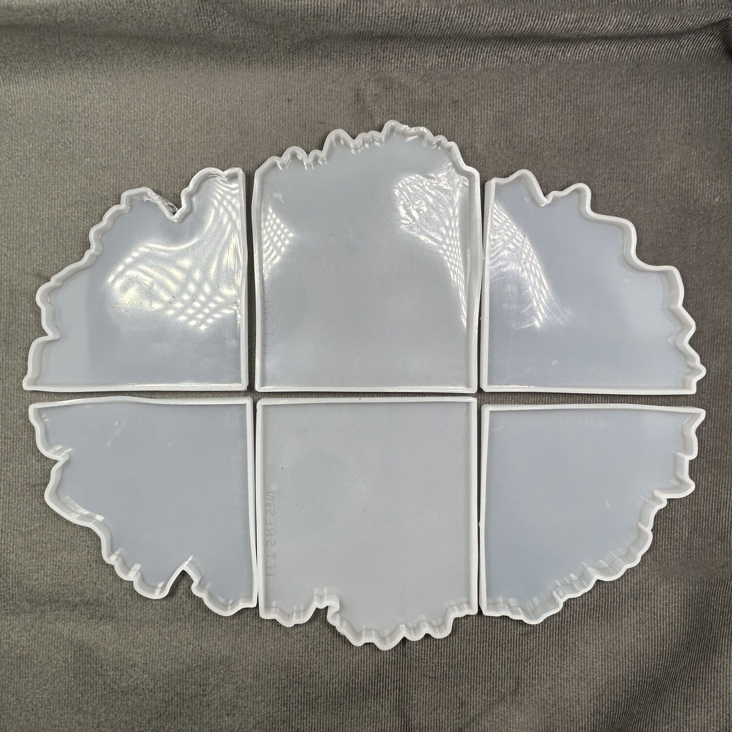 Set de 6 moldes de geoda  porta vasos que forman una pieza completa.