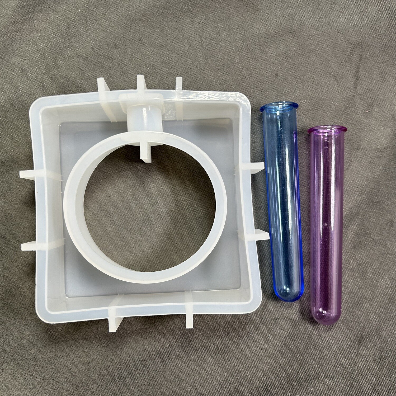 Molde de silicona de florero cuadrado con 2 probetas.